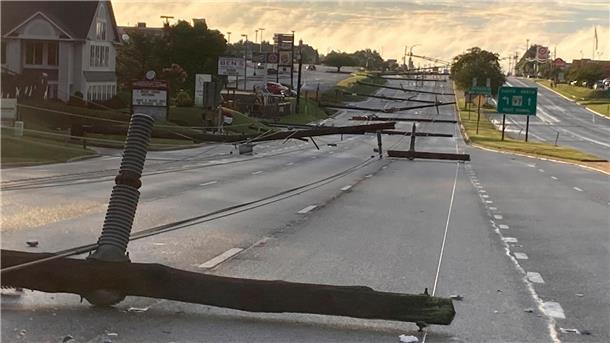 Umgefallene Strommasten auf der Route 140 in Maryland im Osten der USA.
