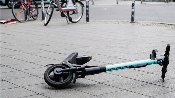 Ermittlungen: Tödlicher Sturz von Radfahrer über E-Roller Umgekippte E-Roller mitten auf dem Geh- oder Fahrradweg können zu Unfällen führen.