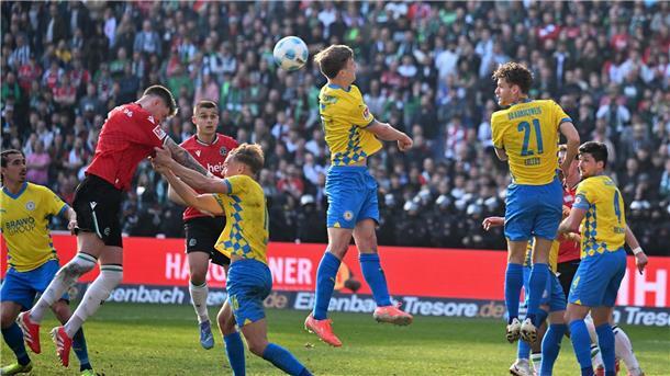 Braunschweig gegen Hannover - Ein Derby auf Bewährung Umkämpfte Duelle: das Niedersachsen-Derby Eintracht Braunschweig gegen Hannover 96. (Archivbild)