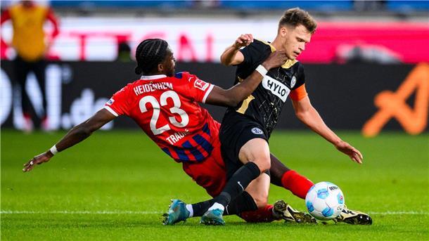 Umkämpfte Relegation: Heidenheims Omar Traoré (l) gegen Elversbergs Robin Fellhauer.