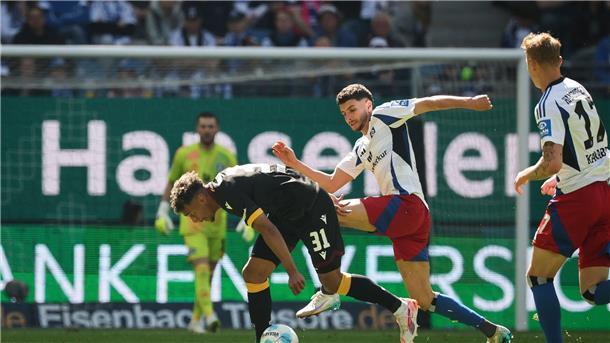 Umkämpftes Spiel zwischen dem HSV und dem Karlsruher SC. 