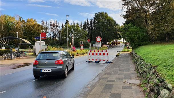 Ein Auto dreht vor einer abgesperrten Straße zum Wenden an. 