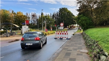 Ein Auto dreht vor einer abgesperrten Straße zum Wenden an. 
