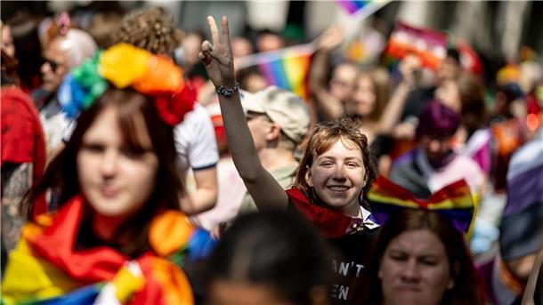 Hunderttausende feiern friedlichen CSD in Berlin Umringt von feiernden Menschen: Eine Teilnehmerin mit dem Peace-Zeichen.