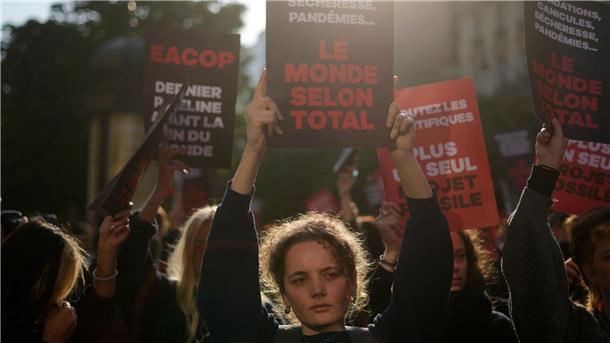 Klimaprotest gegen Öl-Pipeline bei Total-Hauptversammlung Umweltaktivisten protestieren gegen das Pipeline-Vorhaben des französischen Öl- und Gasriesen TotalEnergies.