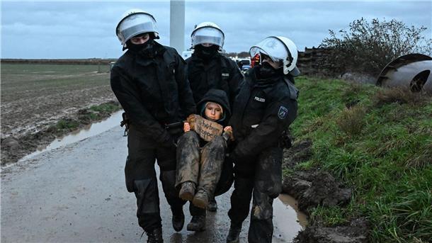 Abrissbagger in Lützerath - Widerstand bröckelt Umweltaktivistin Luisa Neubauer wird von Polizisten während einer Sitzblockade weggetragen.