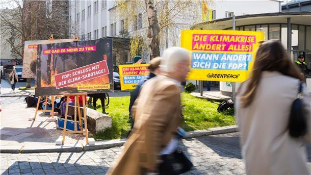 Umweltschutz-Aktivisten protestieren gegen die Klima-Politik der FDP.