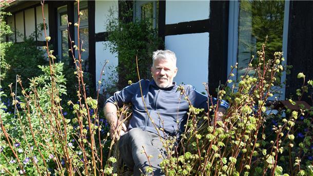 Unkraut und Blumen als Delikatesse Umzingelt von Lindenblättern sitzt Frits Deemter auf einem Thron aus dem Stumpf einer alten Linde.