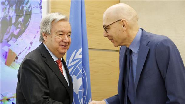 UN-Generalsekretär António Guterres (l) und der UN-Hochkommissar für Menschenrechte, Volker Türk, begrüßen sich in Genf.