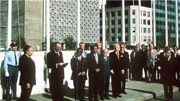 UN-Generalsekretär Kurt Waldheim (3.v.l.) hält am 19. September 1973 während der Flaggenzeremonie eine Begrüßungsrede vor dem UN-Gebäude in New York.