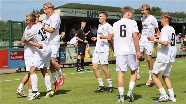 U19 A/O/B/H/Heeslingen wirft mit 2:0 Sieg Magdeburg aus dem DFB-Pokal Unbändiger Torjubel bei den Spielern von A/O/B/H/Heeslingen. Mit einem verdienten 2:0-Sieg erreichen sie die zweite Runde im DFB-Pokal.