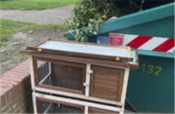 Unbekannte entsorgten einen Kaninchenstall an einem Grünabfall-Container.
