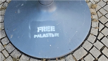 „Free Palastine“ steht auf dem Fuß des Chanukka-Leuchters.