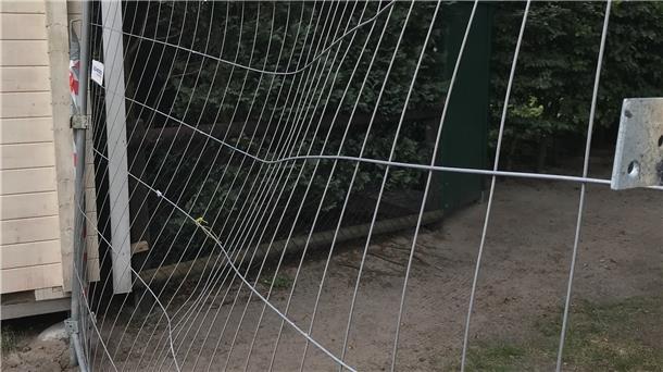 Unbekannte haben den vom Grundstückseigentümer aufgestellten Zaun, der den Weg versperrt, beschädigt.