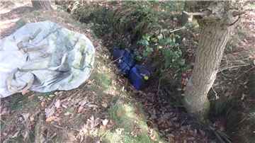 Unbekannte haben vergangene Woche mehrere Kanister mit Altöl in einem Graben eines kleinen Waldstückes am Moorweg in Heeslingen entsorgt.