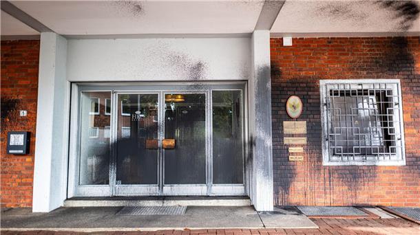 Unbekannte besprühen indonesisches Honorarkonsulat Unbekannte haben Wände des Indonesischen Honorarkonsulats in Bremen besprüht.