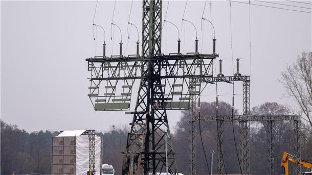 Nach Tesla-Anschlag noch kein Ende der Ermittlungen absehbar Unbekannte Täter hatten auf einem Feld Feuer an dem frei zugänglichen Strommast gelegt, der auch für die Versorgung der Autofabrik zuständig ist. Die linksextreme „Vulkangruppe“ hatte erklärt, sie sei für den Anschlag verantwortlich.