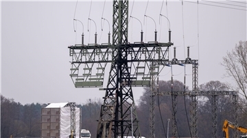 Unbekannte Täter hatten auf einem Feld Feuer an dem frei zugänglichen Strommast gelegt, der auch für die Versorgung der Autofabrik zuständig ist. Die linksextreme „Vulkangruppe“ hatte erklärt, sie sei für den Anschlag verantwortlich.