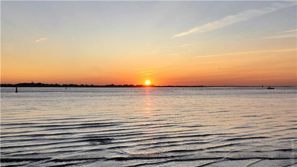 Mit der Uhrenumstellung auf Sommerzeit werden die langen Abende der Sonnenuntergänge am Deich Bremerhavens wieder zum magischen Anziehungsort