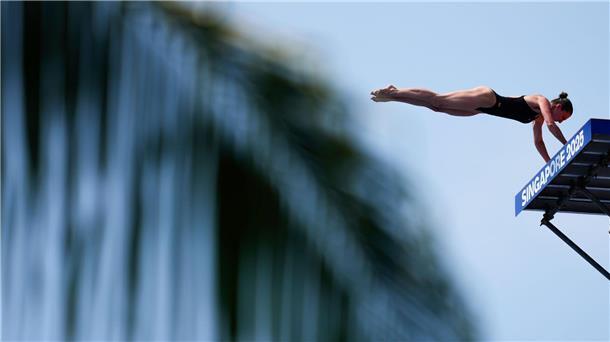 Und Action: Schmidbauer springt los.