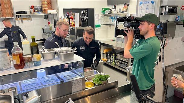 Und Action: Während der Wettbewerbswoche mussten die Teilnehmer - wie hier im „D’ORO Ristorante“ in Wremen - in ihren Profiküchen nicht nur Menüs, sondern auch noch ein Fernsehteam koordinieren.