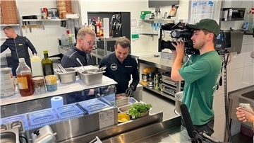 Und Action: Während der Wettbewerbswoche mussten die Teilnehmer - wie hier im „D’ORO Ristorante“ in Wremen - in ihren Profiküchen nicht nur Menüs, sondern auch noch ein Fernsehteam koordinieren.