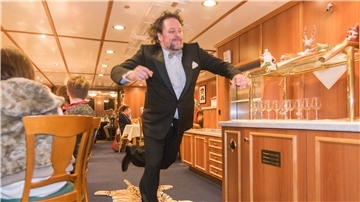 ...und ewig stolpert Butler James alias Erpho Bell. Elfeinhalb Mal trifft er am Premierenabend den Tigerkopf, einmal springt er drüber. Gelacht wird immer.
