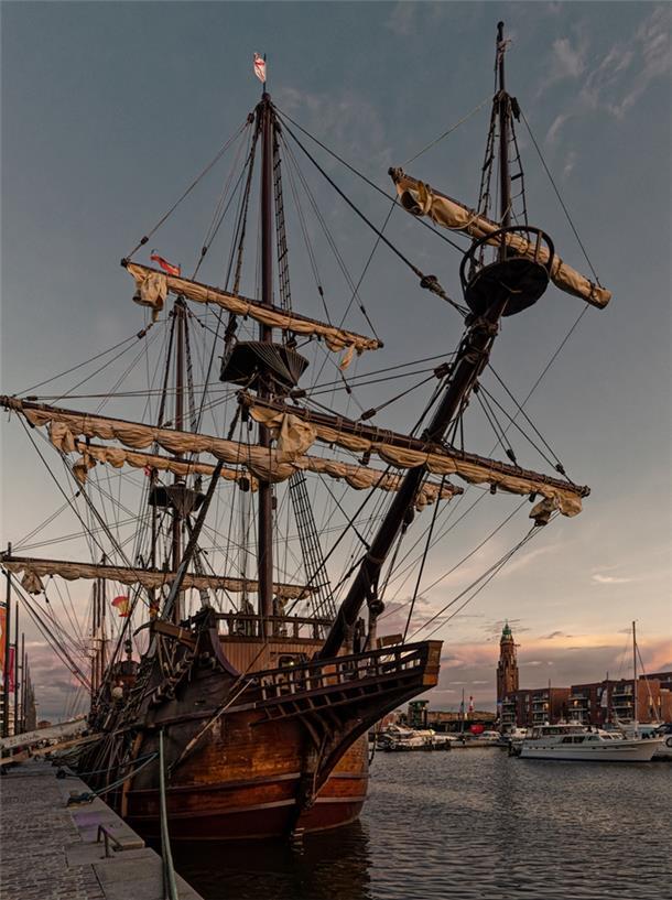 So magisch fotografieren unsere Influencer die Maritimen Tage Und hier die „El Galeon“ in Farbe.