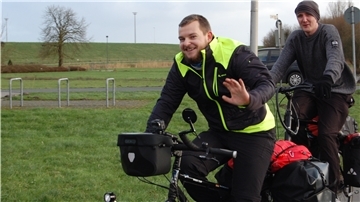 Und tschüss: Alec Kempendorf ist zu einem großen Abenteuer aufgebrochen, zu einer Weltreise mit dem Fahrrad. Begleitet wird er die ersten Tage von seinen Freund Jonas Ising (rechts).