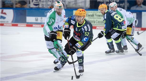 Und tschüss! Alex Friesen lässt seinem Gegenspieler das Nachsehen.