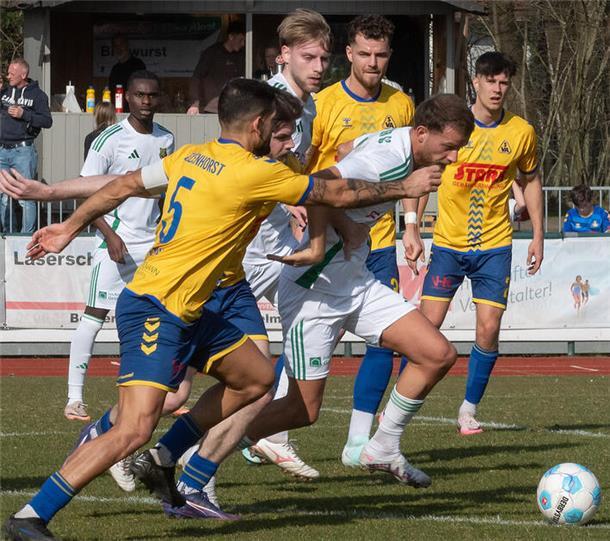 Trotz Chancen: Heeslinger SC verliert in Delmenhorst Und wieder packt die Atlas-Abwehr beherzt zu und hindert Edison Mazreku an einem möglichen Torschuss.
