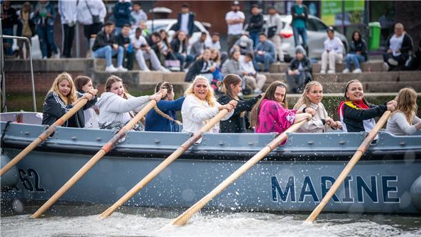 Frauen rudern in einem Boot.