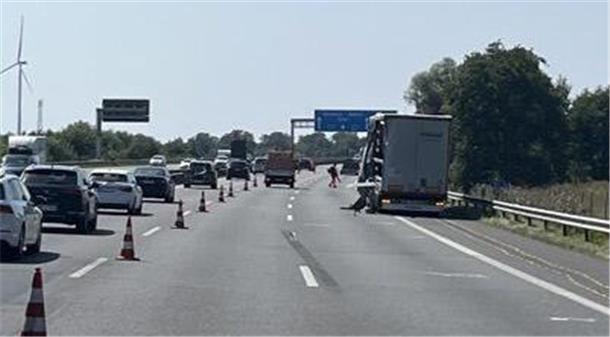 Tödlicher Verkehrsunfall auf der Autobahn 1 bei Sottrum Auf einer dreispurigen Straße steht rechts ein LKW. Die linke Spur ist abgesperrt und dort fahren hintereinander mehrere Autos.