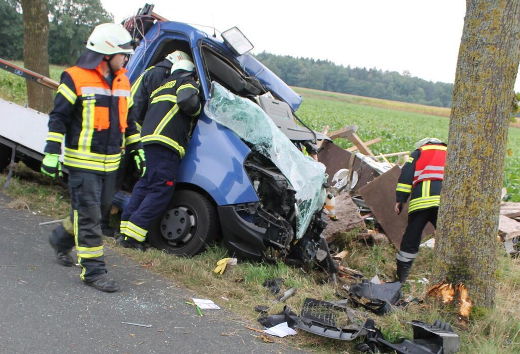 Unfall Auto Baum Feuerwehr
