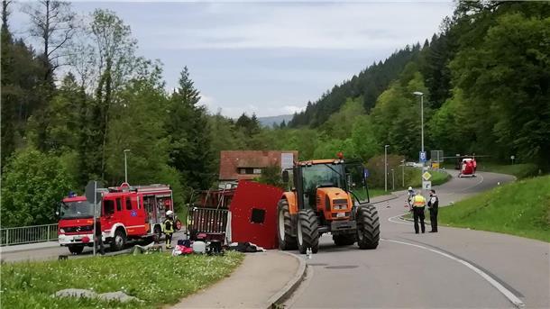 Umgekippter Maiwagen in Südbaden war nicht zugelassen Unfall mit Maiwagen: Rettungskräfte neben dem umgestürzten Maiwagen in Kandern.