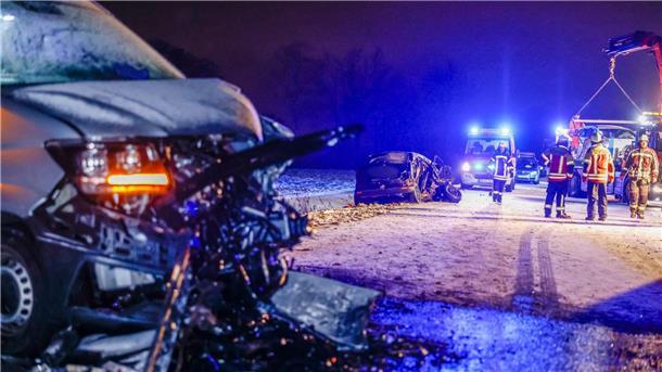 Unfallfahrzeuge stehen auf der schneebedeckten Straße in Heilsbronn.