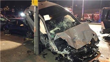Unfallfahrzeuge türmen sich in der Innenstadt von Köln.