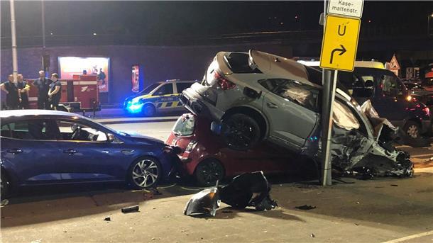 Unfallfahrzeuge türmen sich in Köln.