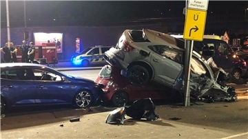 Unfallfahrzeuge türmen sich in Köln.