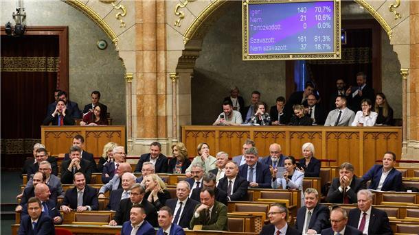 Ungarn ändert Verfassung: Mensch ist entweder Mann oder Frau Ungarns Parlament hat eine Verfassungsänderung beschlossen, der zufolge der Mensch ausschließlich als Mann oder Frau definiert wird.