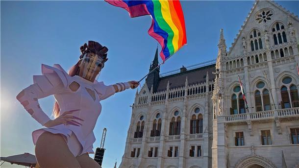 Pride-Parade in Ungarn verboten Ungarns Regierung plant zudem eine Verfassungsänderung, nach der ein Mensch ausschließlich als Mann oder Frau definiert wird. (Archivbild)