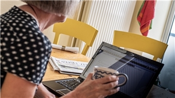 Ungesunde Haltung beim Arbeiten im Homeoffice: Auch den Augen tut die Arbeit am kleinen Bildschirm am Küchentisch nicht gut.