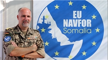 Ungewöhnliche Staffelübergabe: Der scheidende Kommandeur der Technischen Gruppe beim MFG3, Fregattenkapitän Sascha Siemer (46), meldet sich vom Atalanta-Einsatz am Horn von Afrika.