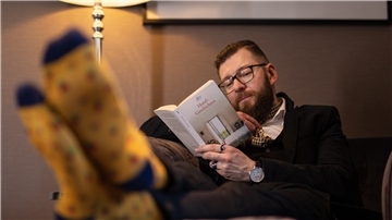 Ungewöhnliche Zimmer, ungewöhnlicher Blickwinkel: Wenn die Situation es erfordert, dann krabbelt die Fotografin unter den Tisch, um nicht nur die Socken des Modells aufs Bild zu bekommen.