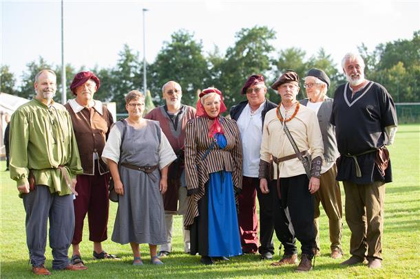 Impressionen aus mittelalterlichem Mulsum: Hartes Ringen beim Wurster Dreikampf Ungewöhnlicher Anblick: Passend zum historischen Fest haben sich Gemeindebürgermeister Jörg-Andreas Sagemühl (links) sowie Ortsbürgermeister und Ortsvorsteher aus der Gemeinde Wurster Nordseeküste in Schale geworfen.