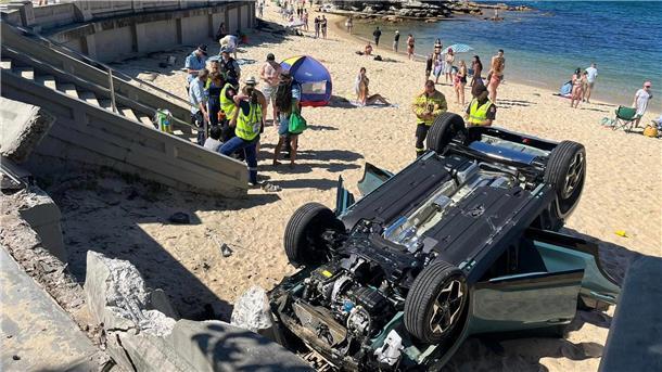 Ungewöhnlicher Anblick: Ein Auto liegt auf dem Dach am Strand von Balmoral Beach in Sydney.