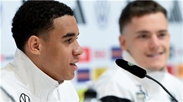 Ungewohntes Terrain: Jamal Musiala (links) und Florian Wirtz wirken bei der DFB-Pressekonferenz eher unbeholfen.