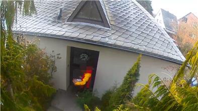 Unglaublich: Ein DHL-Bote stiehlt in Bremerhaven ein Amazon-Paket. Eine Überwachungskamera hat das dokumeniert. Diese Szene zeigt, wie er die Amazon-Sendung begutachtet. Danach macht er sich damit aus dem Staub. Wir zeigen den entscheidenden Ausschnitt aus dem Überwachungsvideo am Ende unseres Textes.