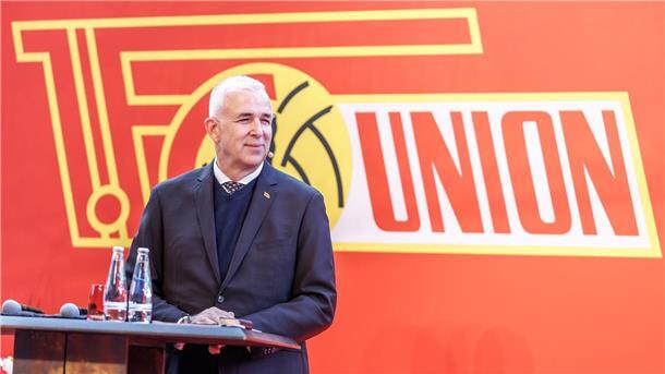 Union-Präsident Zingler: Frauenfußball wird kleingehalten Union Berlins Präsident Dirk Zingler kritisiert den Zustand des deutschen Frauenfußballs. (Archivbild)