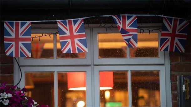 Union-Jack-Fahnen am eines Pubs in London.